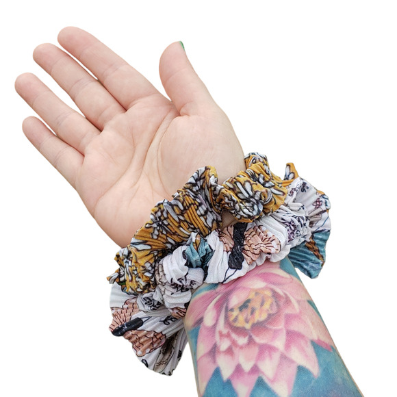 Spring Bow Scrunchie Set of Two Butterfly and Floral Print - Picture 4 of 7